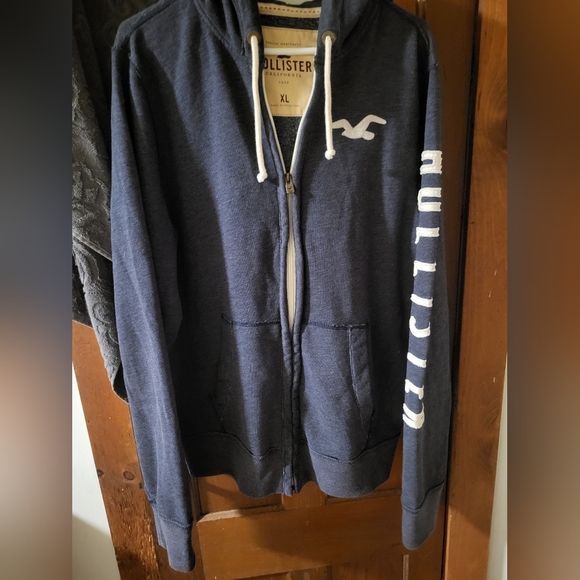 Hollister zip up hoodie, unisex size xl. - Picture 8 of 11